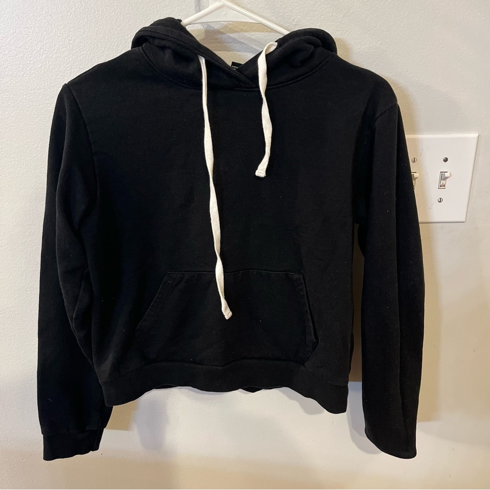 black hoodie
brand forever21
size small